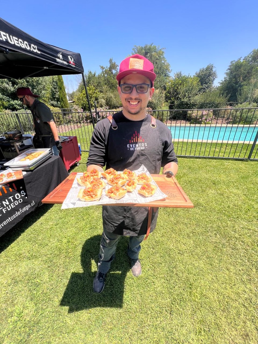 Mesero de Eventos de Fuego sirviendo bocados en un evento
