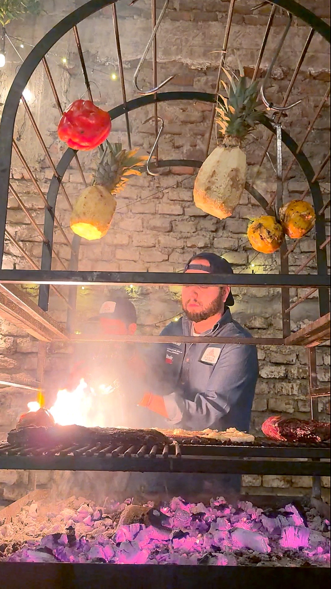 Parrillero cocinando sobre las brasas