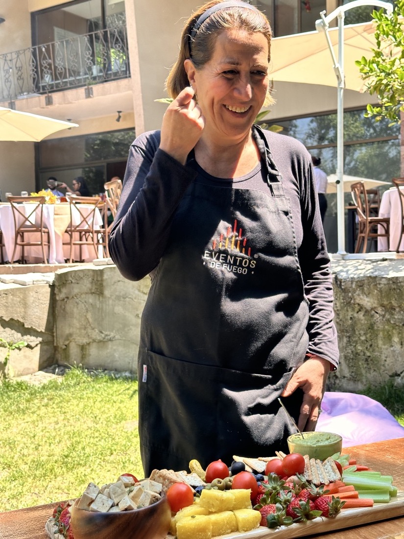 Parrillera de Eventos de Fuego con tabla de quesos y frutas