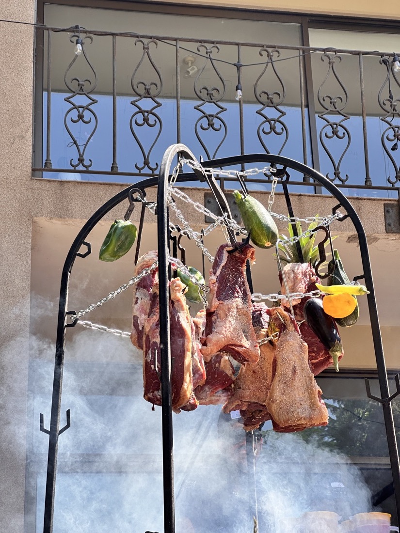 Cortes de carne ahumándose sobre la parrilla