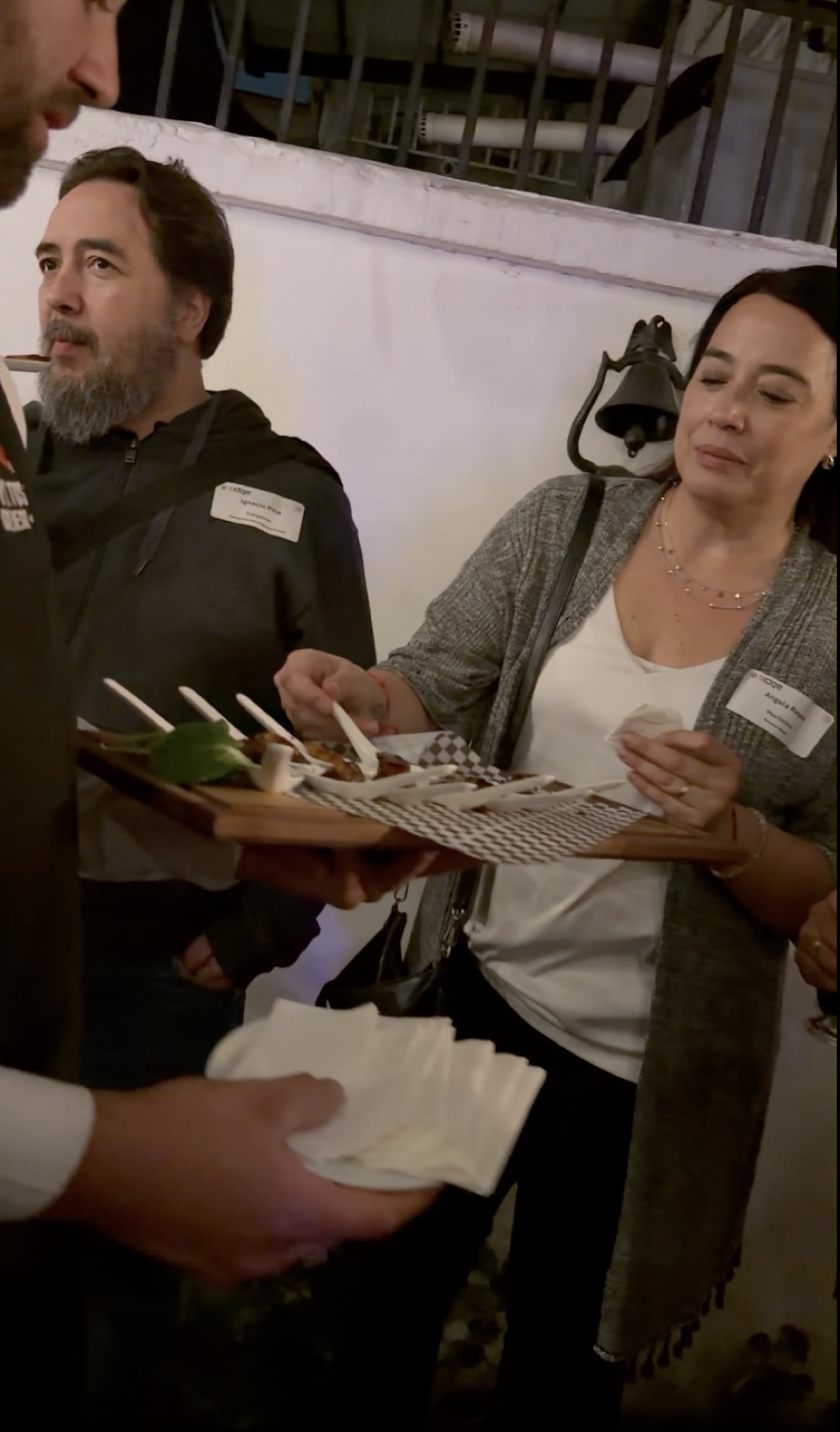 Invitados degustando bocados en un evento corporativo