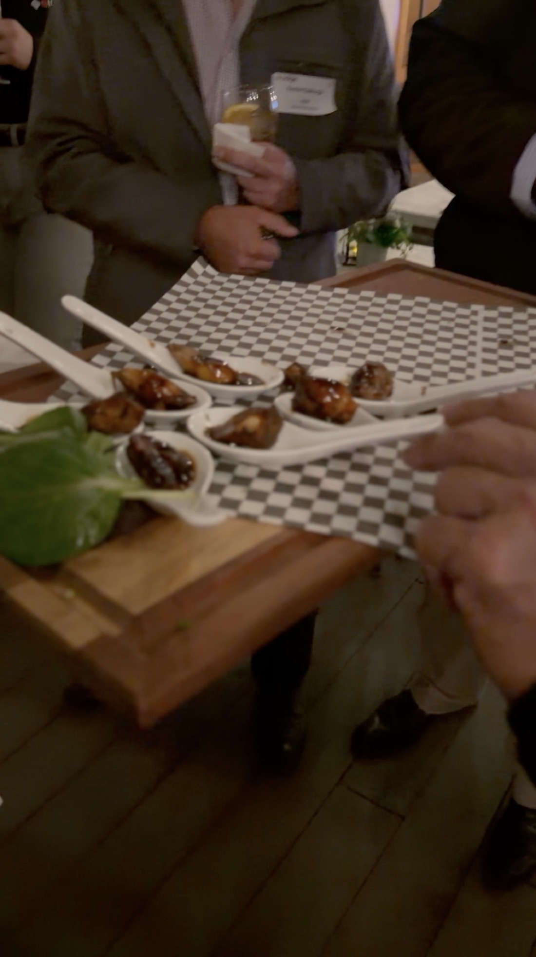 Bocados servidos en un evento corporativo