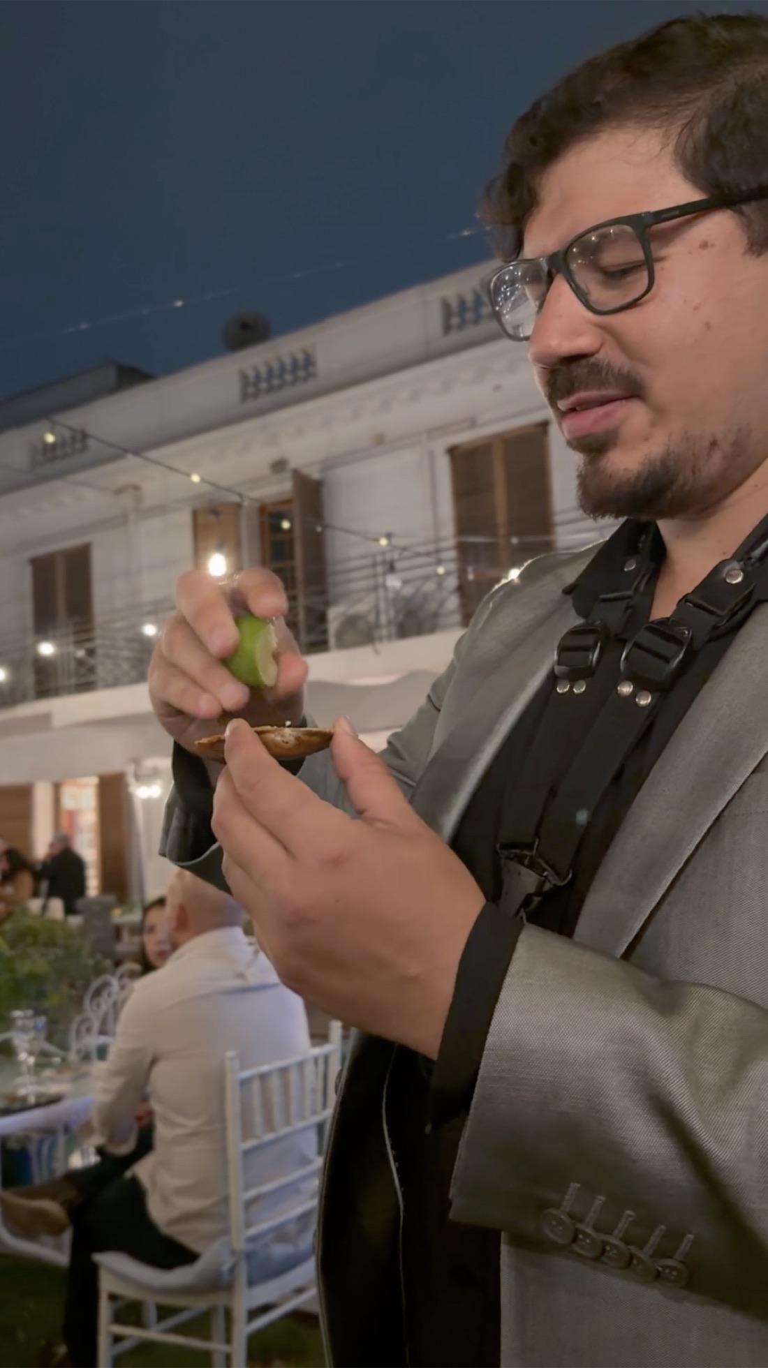 Invitado degustando un bocado en un evento