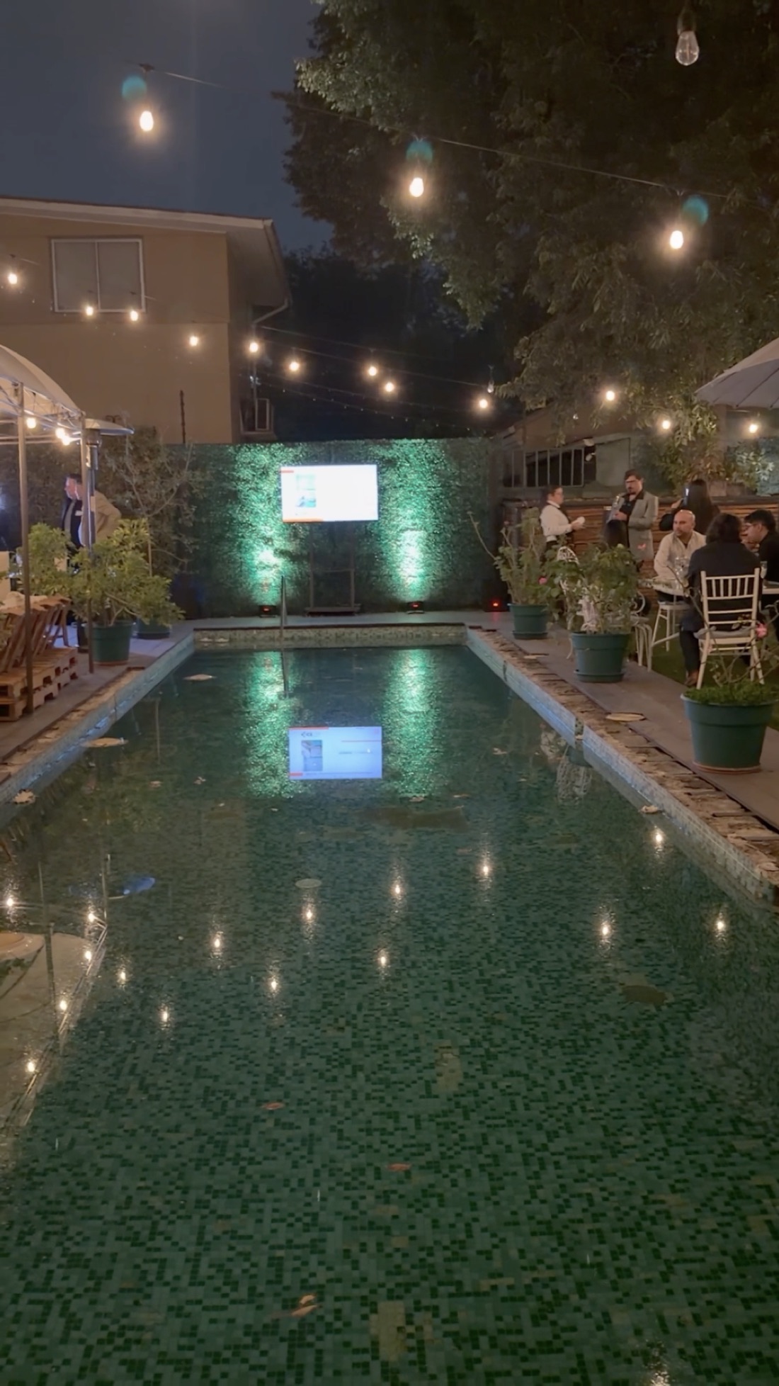 Piscina y terraza ambientada para un evento nocturno