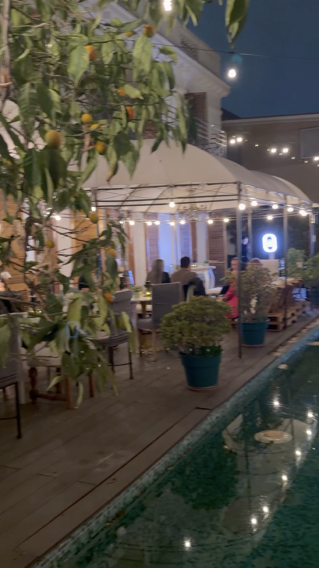 Terraza junto a la piscina ambientada para el evento
